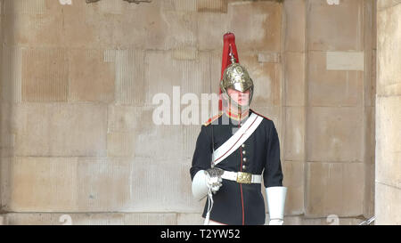 LONDON, ENGLAND, UK - 17. SEPTEMBER 2015: demontiert Horse Guard in seiner Uniform in London, Vereinigtes Königreich Stockfoto