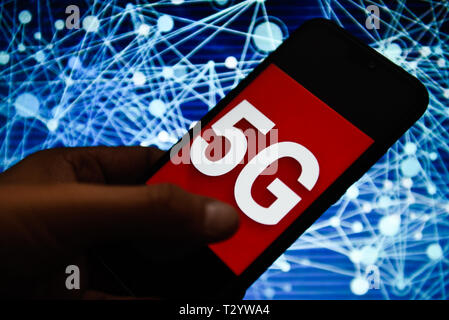 In diesem Foto Illustration eine 5-G-Logo gesehen auf einem Smartphone angezeigt. Stockfoto