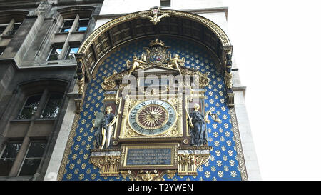 Ein Blick auf die Conciergerie Clock auf der Fassade des Palais de Justice Gebäude am Boulevard du Palais in Paris. Stockfoto