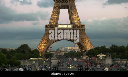 PARIS, Frankreich, 20. SEPTEMBER 2015: Eine nächtliche Nahaufnahme von der Basis der Eiffelturm in Paris, Frankreich Stockfoto