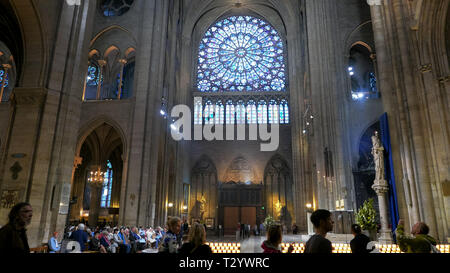 NOTRE DAME, Paris, Frankreich, 20. SEPTEMBER 2015: Eine weite Einstellung auf das Kirchenschiff der Kathedrale Notre Dame in Paris, Frankreich Stockfoto