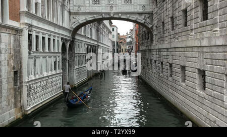 Gondeln ein schmaler Kanal in Venedig, Italien Stockfoto