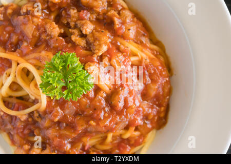 Spaghetti Tomatensauce mit Petersilie und Zwiebel- und Schweinefleisch. Spaghetti Tomatensauce guten Geschmack für die Gesundheit. Spaghetti Tomatensauce italienische Lebensmittel für die Ernährung und die Stockfoto