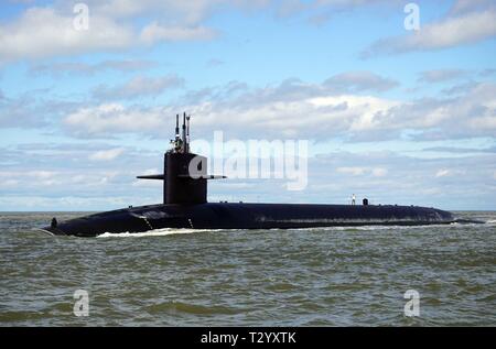 Die Ohio-Klasse ballistischen Raketen-U-Boot USS Alaska (SSBN 732) (Gold) kehrt in seinen Heimathafen an der Naval Submarine Base Kings Bay, Ga. Nach einer strategischen Abschreckung Patrouille. Das Boot ist eine von fünf ballistischen Raketen-U-Boote an der Basis stationiert und ist in der Lage, bis zu 20 u-Booten startende ballistische Raketen mit mehreren Sprengköpfen. (U.S. Marine Foto von Mass Communication Specialist 2. Klasse Bryan Tomforde) Stockfoto