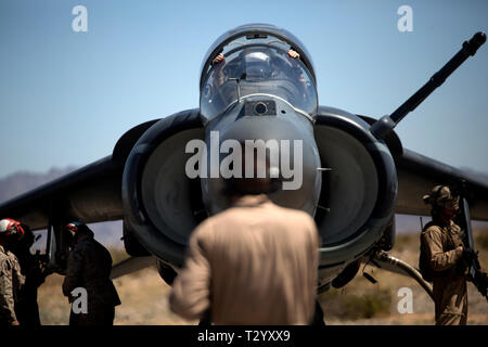 Ein U.S. Marine Corps AV-8B Harrier II Plus Flugzeuge zugeordnet Marine Aviation Waffen und Taktiken Squadron (MAWTS-1) erwartet Tanken in Unterstützung eines vorwärts Bewaffnung und tanken Punkt Übung während der Waffen und Taktiken Kursleiter (WTI) Kurs 2-19 in Yuma, Arizona, 29. März 2019. WTI ist ein sieben-wöchigen Schulungsveranstaltung durch MAWTS-1, die betriebliche Integration der sechs Funktionen des Marine Corps Luftfahrt, bei der Unterstützung einer Marine Air Ground Task Force betont gehostet werden. WTI bietet auch standardisierte Advanced Tactical Training und Zertifizierung der Ausbilder Qualifikationen Mar zu unterstützen. Stockfoto