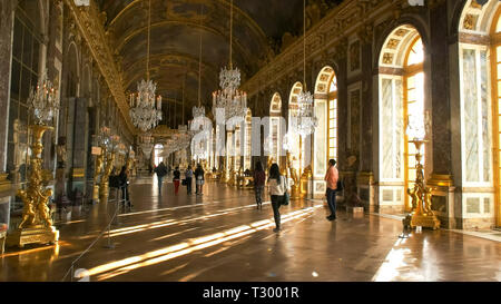 VERSAILLES, Paris, Frankreich, 23. SEPTEMBER 2015: Sonnenlicht strömt in die schillernde Spiegelsaal im Schloss von Versailles Stockfoto