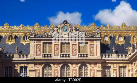 VERSAILLES, Paris, Frankreich, 23. SEPTEMBER 2015: Die aufwändige dekorative architektonische Detail auf den Marmor-innenhof im Palast von Versailles, Pari Stockfoto