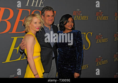 NEW YORK, NY - 04 April: Anne Heche, Robin Bissell und Taraji P. Henson teilnehmen' auf die Besten Feinde" New York Premiere bei AMC Loews Lincoln Square Stockfoto