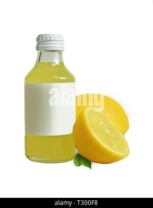 Limonade in der Flasche Verpackung mit einer halben Scheibe Zitrone Obst Stockfoto