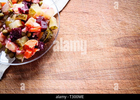 Salat Vinaigrette und Bettwäsche Serviette auf Holztisch, kopieren Raum Stockfoto