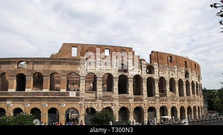 Eine Außenansicht des Kolosseums in Rom, einem berühmten Arena für Gladiatoren spiele Stockfoto
