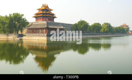 Weiten Blick über den Graben und eine Ecke Turm von der Verbotenen Stadt in Peking, China Stockfoto