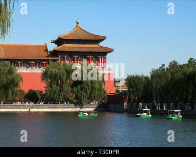 Urlauber fahren Paddel Boote außerhalb der Verbotenen Stadt in Peking während der nationalen Tag goldene Woche Stockfoto