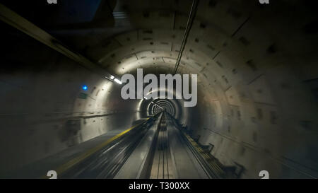 Ein Schuß des Tunnels zwischen den Terminals am Flughafen Frankfurt in Deutschland Stockfoto