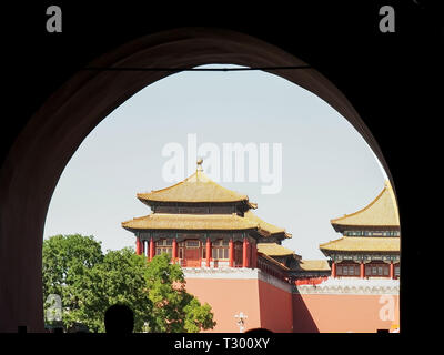 Der Blick auf die Verbotene Stadt vom Tor des himmlischen Friedens auf dem Platz des Himmlischen Friedens, Peking, China Stockfoto