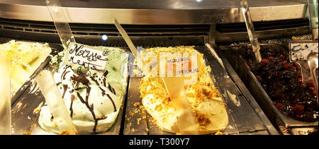 Die Verkäufe, die Schaufeln aus gefrorenen millefoglie Mousse in Rom, ein leckeres Dessert Stockfoto