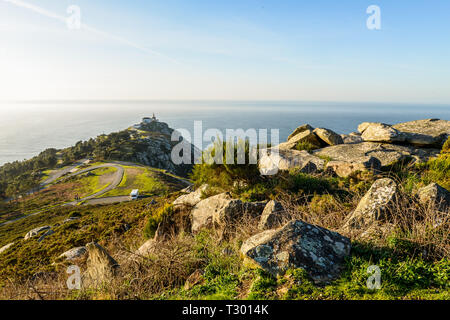 Die Straße, die vom Monte Pousada zum Leuchtturm in Finisterre Stockfoto