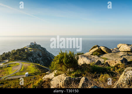 Die Straße, die vom Monte Pousada zum Leuchtturm in Finisterre Stockfoto