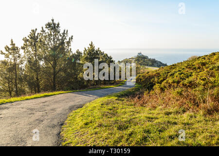 Die Straße, die vom Monte Pousada zum Leuchtturm in Finisterre Stockfoto