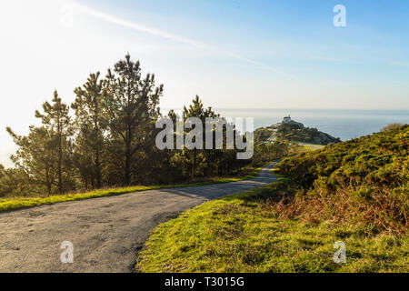 Die Straße, die vom Monte Pousada zum Leuchtturm in Finisterre Stockfoto