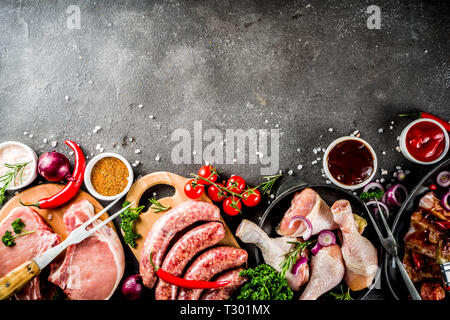 Verschiedene rohes Fleisch für Grill und BBQ bereit, mit Gemüse, Grüns, Saucen Küche grillen Geschirr. Hähnchenschenkel, Steaks, Würstchen aus Schweinefleisch, Rindfleisch Rippen wi Stockfoto