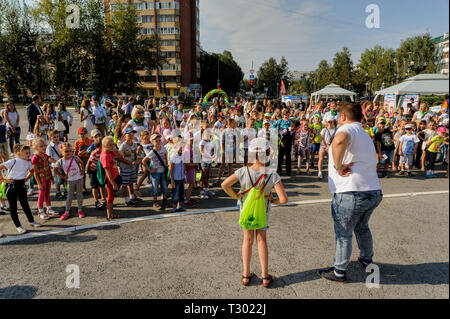 In Tjumen, Russland - 26. August 2016: Tag der offenen Tür der Sparkasse für Kinder. Der Animator unterhält Kinder im Show Programm Stockfoto