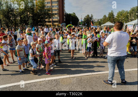 In Tjumen, Russland - 26. August 2016: Tag der offenen Tür der Sparkasse für Kinder. Der Animator unterhält Kinder im Show Programm Stockfoto