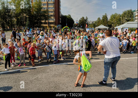 In Tjumen, Russland - 26. August 2016: Tag der offenen Tür der Sparkasse für Kinder. Der Animator unterhält Kinder im Show Programm Stockfoto