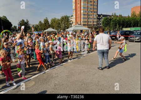 In Tjumen, Russland - 26. August 2016: Tag der offenen Tür der Sparkasse für Kinder. Der Animator unterhält Kinder im Show Programm Stockfoto