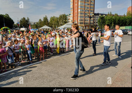 In Tjumen, Russland - 26. August 2016: Tag der offenen Tür der Sparkasse für Kinder. Die Animateure die Kinder in Show Programm unterhalten Stockfoto