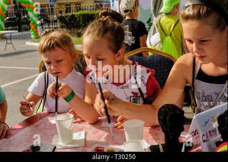 In Tjumen, Russland - 26. August 2016: Tag der offenen Tür der Sparkasse für Kinder. Beauty Salon. Das Mädchen Farben Nägel Muster Stockfoto