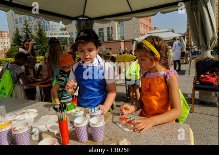 In Tjumen, Russland - 26. August 2016: Tag der offenen Tür der Sparkasse für Kinder. Künstler Website Stockfoto