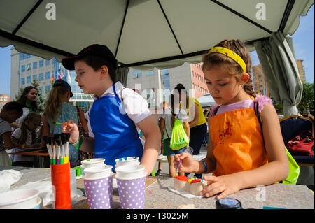 In Tjumen, Russland - 26. August 2016: Tag der offenen Tür der Sparkasse für Kinder. Künstler Website Stockfoto