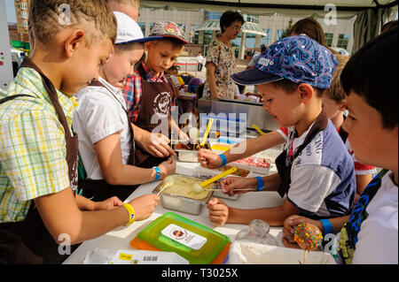 In Tjumen, Russland - 26. August 2016: Tag der offenen Tür der Sparkasse für Kinder. Junge Konditoren. Kinder süsse bonbons Stockfoto