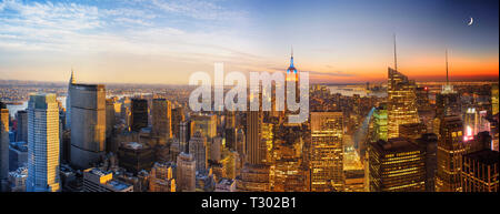 Erhöhte Ansicht Tag und Nacht Übergang der Manhattan Skyline Stockfoto