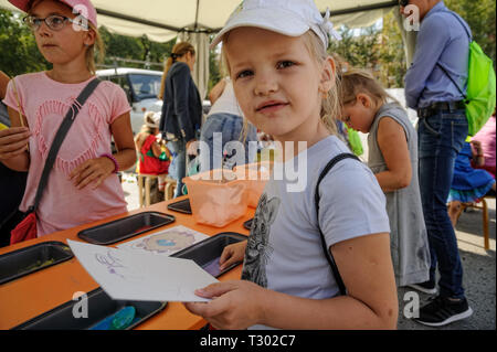 In Tjumen, Russland - 26. August 2016: Tag der offenen Tür der Sparkasse für Kinder. Künstler Website Stockfoto