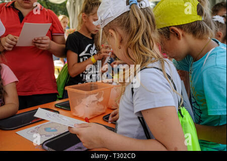 In Tjumen, Russland - 26. August 2016: Tag der offenen Tür der Sparkasse für Kinder. Künstler Website Stockfoto