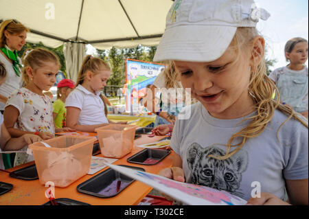 In Tjumen, Russland - 26. August 2016: Tag der offenen Tür der Sparkasse für Kinder. Künstler Website Stockfoto