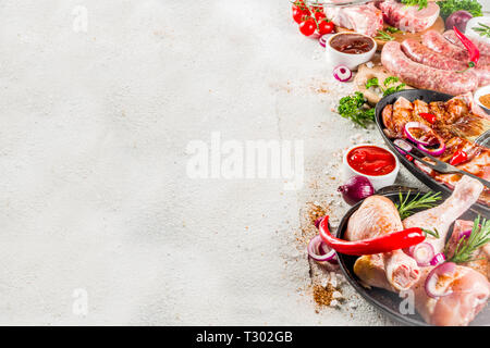 Verschiedene rohes Fleisch für Grill und BBQ bereit, mit Gemüse, Grüns, Saucen Küche grillen Geschirr. Hähnchenschenkel, Steaks, Würstchen aus Schweinefleisch, Rindfleisch Rippen wi Stockfoto