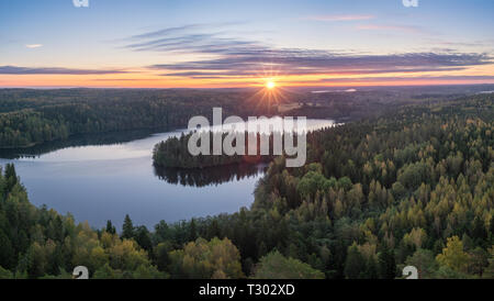 Malerische Landschaft mit See und Sonnenuntergang am Abend in Aulanko, Naturschutzgebiet, Finnland Stockfoto