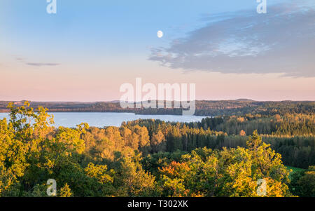 Malerische Landschaft mit See und Sonnenuntergang am Abend in der Natur finden, Finnland Stockfoto
