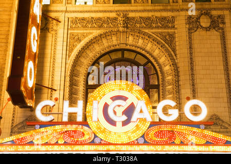 Festzelt von Chicago Theater bei Nacht Stockfoto