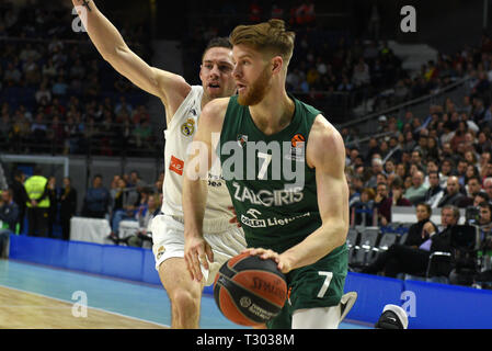 Thomas Walkup (Mitte), #7 der Zalgiris und Jaycee Carroll, Nr. 20 von Real Madrid, sind in Aktion während der 2018/2019 Turkish Airlines Euro gesehen - Liga Saison Runde 30 Spiel zwischen Real Madrid und Zalgiris Kaunas auf WiZink Zentrum in Madrid. (Endstand: Real Madrid 86:93 Zalgiris Kaunas) Stockfoto