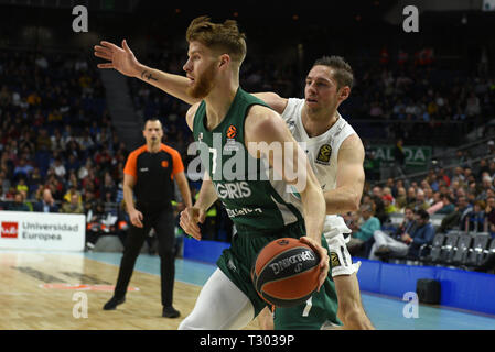 Thomas Walkup (Mitte), #7 der Zalgiris und Jaycee Carroll, Nr. 20 von Real Madrid, sind in Aktion während der 2018/2019 Turkish Airlines Euro gesehen - Liga Saison Runde 30 Spiel zwischen Real Madrid und Zalgiris Kaunas auf WiZink Zentrum in Madrid. (Endstand: Real Madrid 86:93 Zalgiris Kaunas) Stockfoto