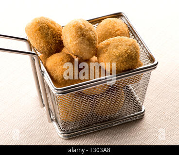 Kabel Frittierkorb gefüllt mit Olive Ascolane oder frittierte Panierte gefüllte Oliven mit Fleisch füllen, einem beliebten Antipasti aus der Region Marche von I Stockfoto