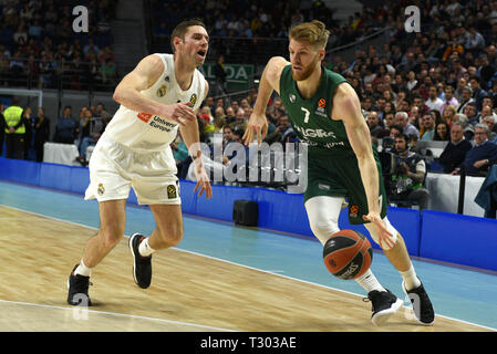 Thomas Walkup (rechts), #7 der Zalgiris und Jaycee Carroll, Nr. 20 von Real Madrid, sind in Aktion während der 2018/2019 Turkish Airlines Euro gesehen - Liga Saison Runde 30 Spiel zwischen Real Madrid und Zalgiris Kaunas auf WiZink Zentrum in Madrid. (Endstand: Real Madrid 86:93 Zalgiris Kaunas) Stockfoto