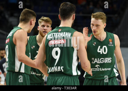 Marius Grigonis (rechts), #40 von Zalgiris und Thomas Walkup (Zweite links), #7 Der zalgiris gesehen werden während der Turkish Airlines 2018/2019 Euro-Liga Saison Runde 30 Spiel zwischen Real Madrid und Zalgiris Kaunas auf WiZink Zentrum in Madrid reagiert. (Endstand: Real Madrid 86:93 Zalgiris Kaunas) Stockfoto