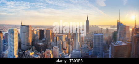 Panoramablick auf das Empire State Building und Manhatten bei Sonnenuntergang Stockfoto