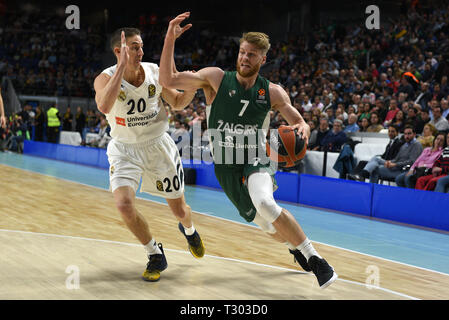 Thomas Walkup (rechts), #7 der Zalgiris und Jaycee Carroll, Nr. 20 von Real Madrid, sind in Aktion während der 2018/2019 Turkish Airlines Euro gesehen - Liga Saison Runde 30 Spiel zwischen Real Madrid und Zalgiris Kaunas auf WiZink Zentrum in Madrid. (Endstand: Real Madrid 86:93 Zalgiris Kaunas) Stockfoto