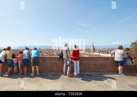 TURIN, Italien - 20 AUGUST 2017: Menschen und Touristen in Turin Skyline von Cappuccini hill Balustrade an einem sonnigen Tag in Italien sucht. Stockfoto
